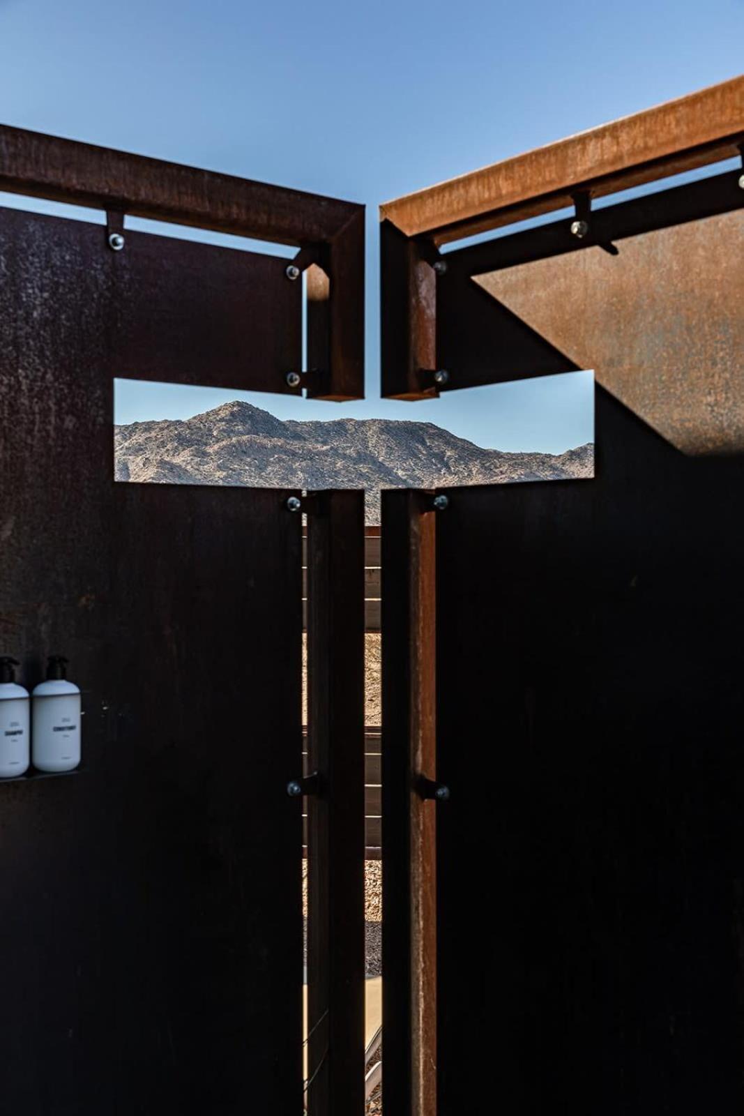 Shelter 2 L A Classic At Joshua Tree Park Entrance Exterior photo
